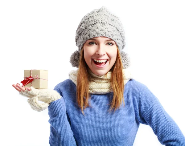 Jonge vrouw met een kerstcadeau — Stockfoto