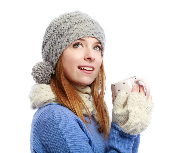 Mujer en ropa de invierno bebiendo café — Foto de Stock