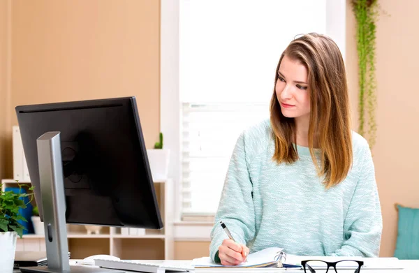 Grafisch ontwerper met haar grafische tablet — Stockfoto