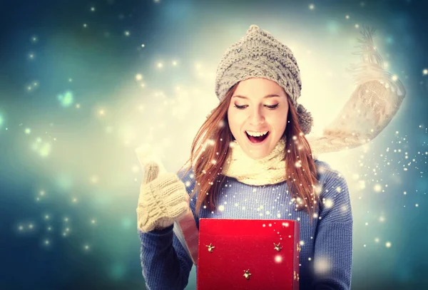 Feliz joven mujer con regalo de Navidad caja —  Fotos de Stock