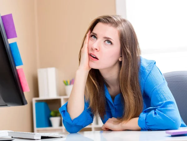 Mujer joven sintiéndose estresada — Foto de Stock