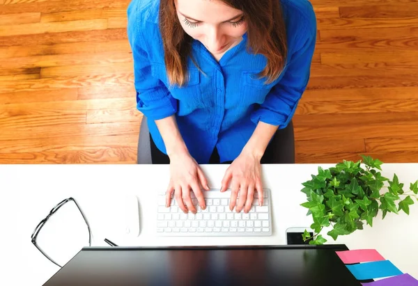 Junge Frau arbeitet am Computer — Stockfoto