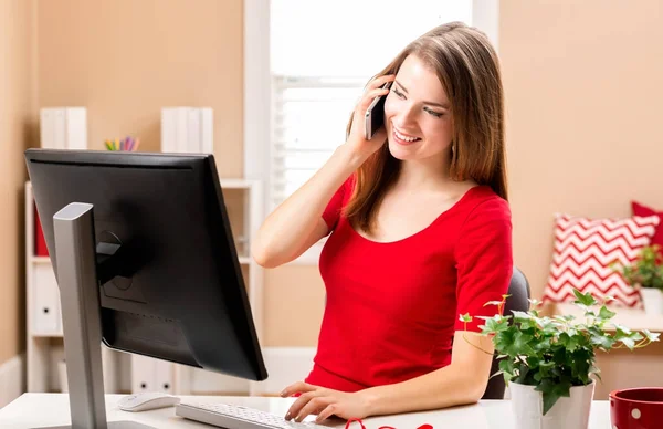 Mujer joven trabajando en un ordenador — Foto de Stock