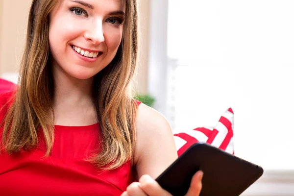 Jonge vrouw met behulp van haar Tablet PC thuis — Stockfoto