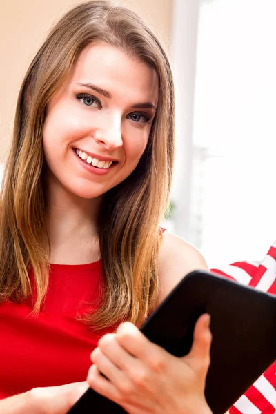Молода жінка використовує свій планшет вдома — стокове фото