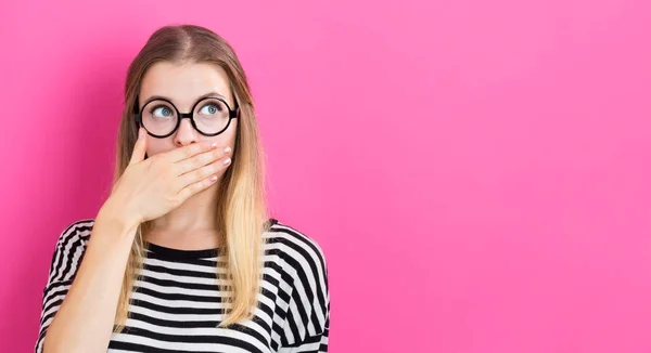 Jonge vrouw bedekken haar mond — Stockfoto