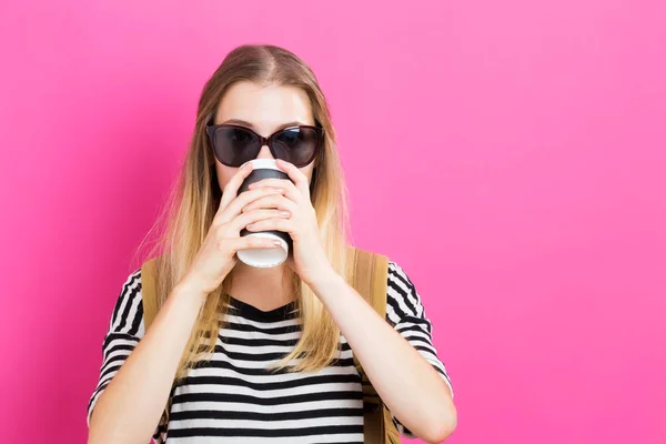 Glücklich reisende Frau mit Kaffee — Stockfoto