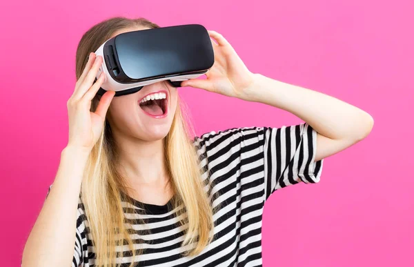 Giovane donna utilizzando auricolare realtà virtuale — Foto Stock