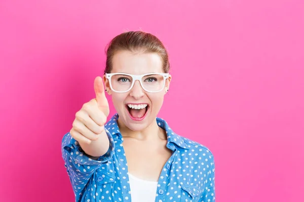 Feliz joven mujer dando un pulgar hacia arriba —  Fotos de Stock