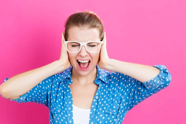 Junge Frau blockiert ihre Ohren — Stockfoto