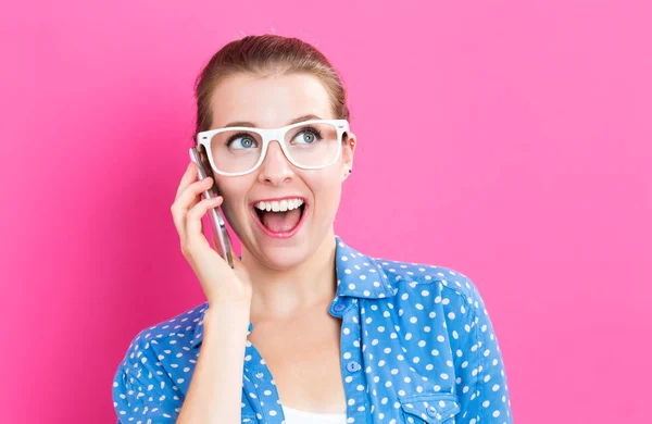 Giovane donna che parla al telefono — Foto Stock