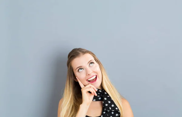 Jeune femme dans une pose réfléchie — Photo