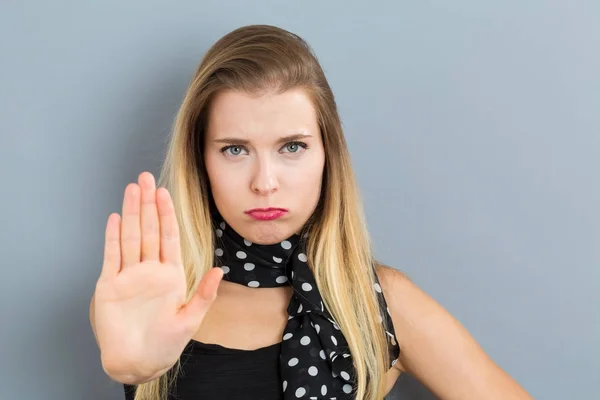 Jovem mulher fazendo uma pose de rejeição — Fotografia de Stock