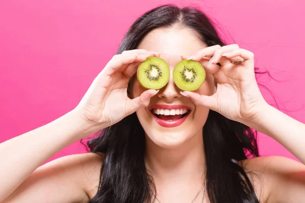 Jovem feliz segurando kiwis — Fotografia de Stock