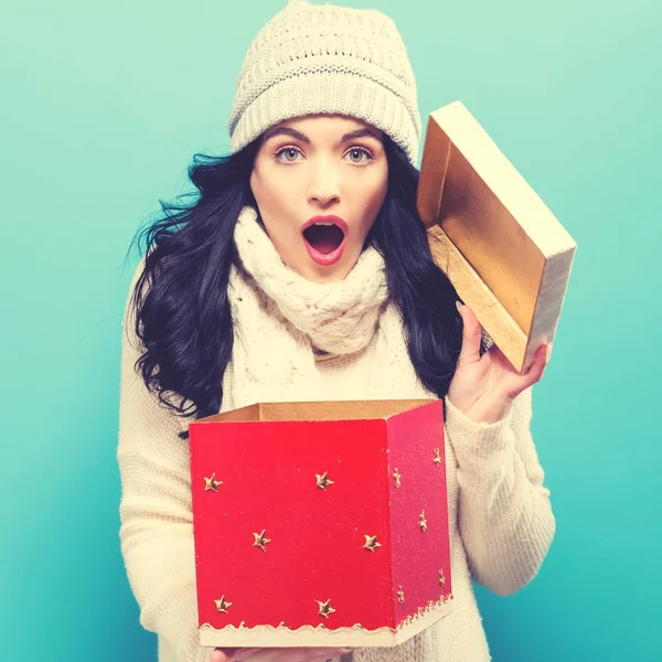 クリスマス プレゼント ボックスと幸せな若い女 — ストック写真