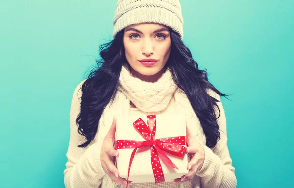 Mujer joven sosteniendo un regalo de Navidad — Foto de Stock