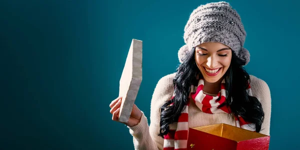 Felice giovane donna con scatola regalo di Natale — Foto Stock