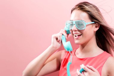 Eski moda telefon olan kadın