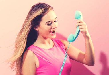 Eski moda telefon olan kadın