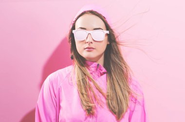 Pembe ceket trendy boyalı gözlüklü kız