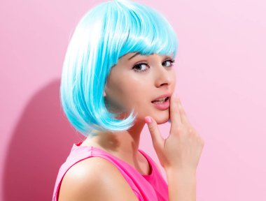 Makyaj parlak mavi peruk ile güzel kadın