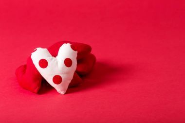 El yapımı kalp yastıklar