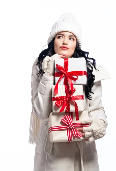 Mujer joven sosteniendo regalos de Navidad —  Fotos de Stock