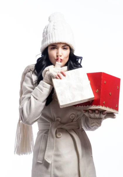 Felice giovane donna con scatola regalo di Natale — Foto Stock