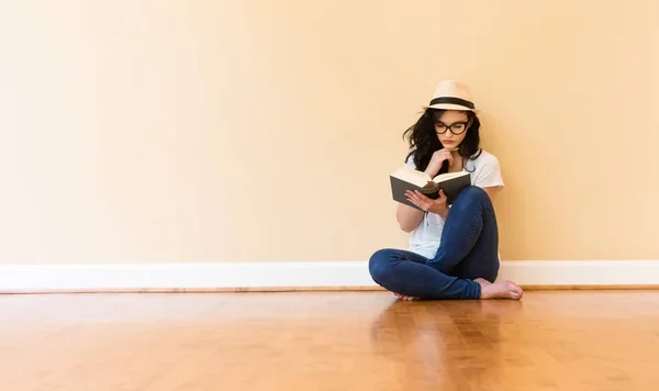 Ung kvinna läser en bok — Stockfoto