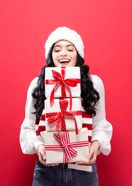 Νεαρή γυναίκα κρατώντας τα δώρα Χριστουγέννων — Φωτογραφία Αρχείου