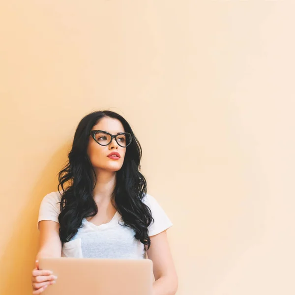 Giovane donna utilizzando il suo computer portatile — Foto Stock