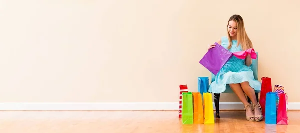 Junge Frau mit vielen bunten Einkaufstüten — Stockfoto