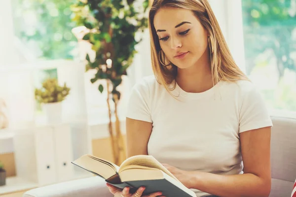 Щаслива молода жінка читає книгу — стокове фото