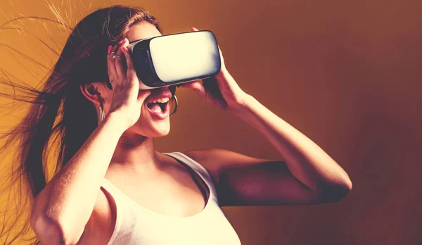 Tânără femeie folosind căști de realitate virtuală — Fotografie, imagine de stoc