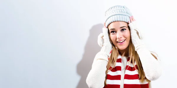 Mujer joven feliz en ropa de invierno — Foto de Stock