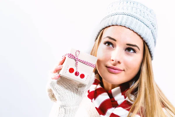 Mujer joven sosteniendo un regalo de Navidad — Foto de Stock