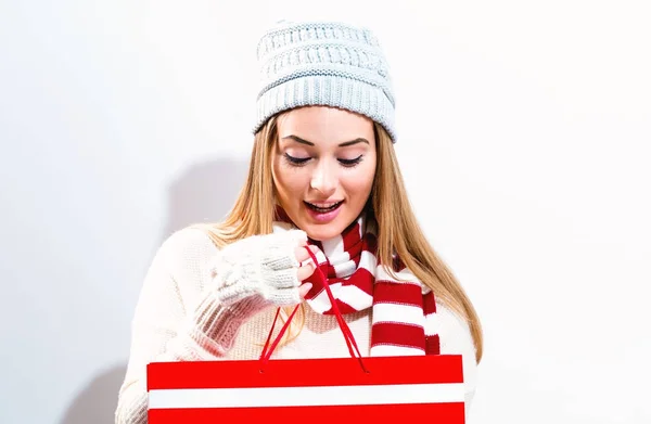 Felice giovane donna in possesso di una borsa della spesa — Foto Stock