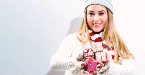 Giovane donna che tiene regali di Natale — Foto Stock