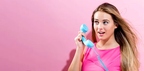 Giovane donna con telefono vecchio stile — Foto Stock