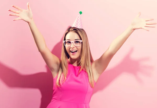 Jeune femme avec chapeau de fête — Photo