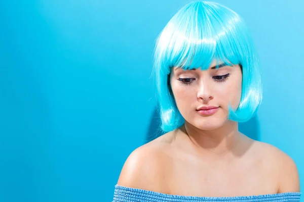 Güzel parlak mavi peruk kadında — Stok fotoğraf