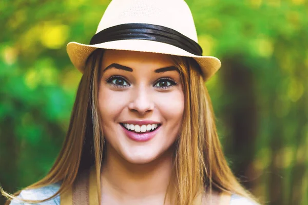 Retrato de una mujer en el bosque — Foto de Stock