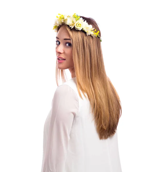 Mooie vrouw met een bloem slinger en een witte jurk — Stockfoto