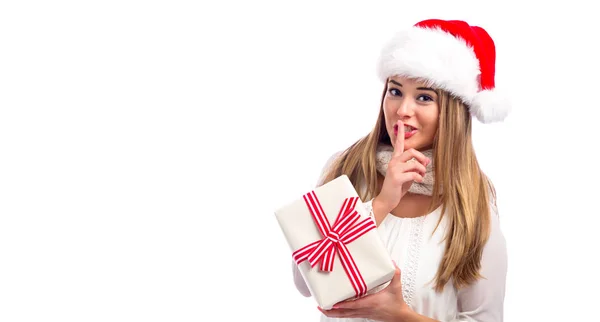 Jovem segurando um presente de Natal — Fotografia de Stock