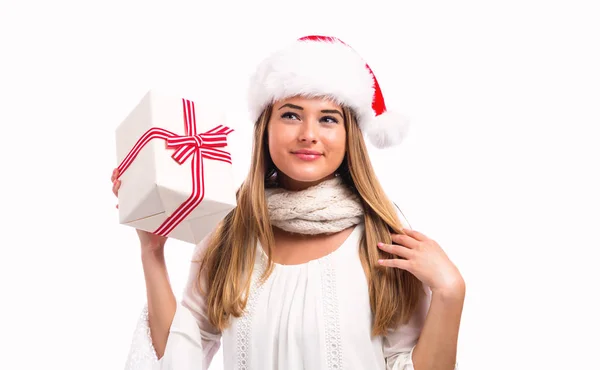 Jeune femme tenant un cadeau de Noël — Photo