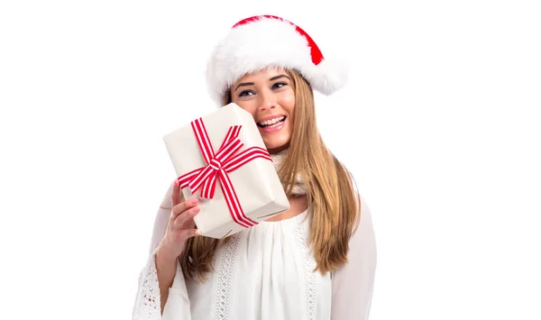 Mujer joven sosteniendo un regalo de Navidad —  Fotos de Stock