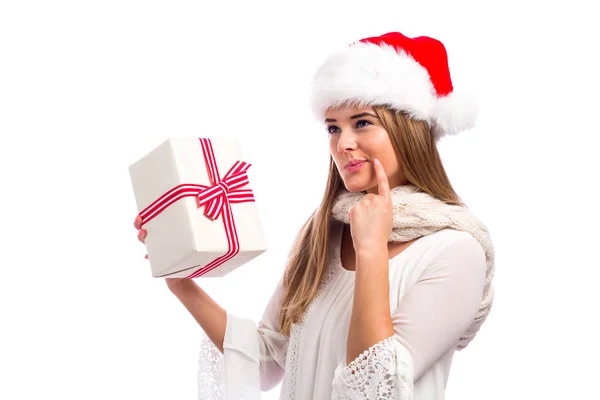 Genç bir kadın elinde Noel hediyesi tutuyor. — Stok fotoğraf