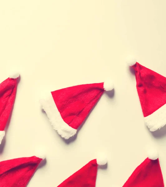 Kapelusze Santa płaskie leżał motyw Bożego Narodzenia — Zdjęcie stockowe