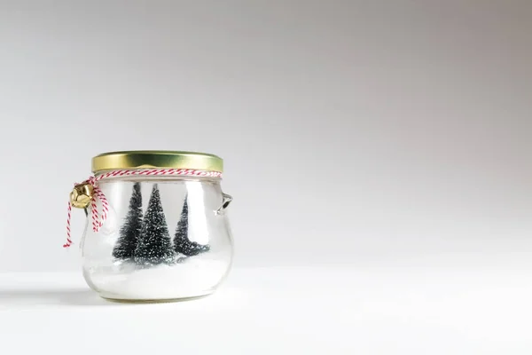 Χριστουγεννιάτικα δέντρα σε ένα γυάλινο βάζο — Φωτογραφία Αρχείου