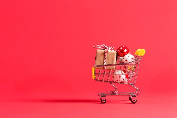 Tema shopping natalizio con carrello — Foto Stock